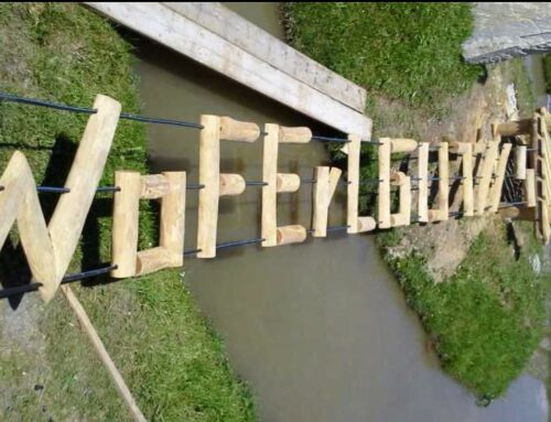 Hängebrücke mit Schriftzug